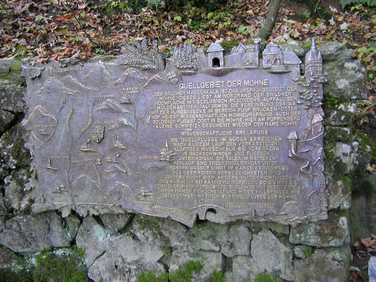 Bronzetafel an der Möhnequelle.